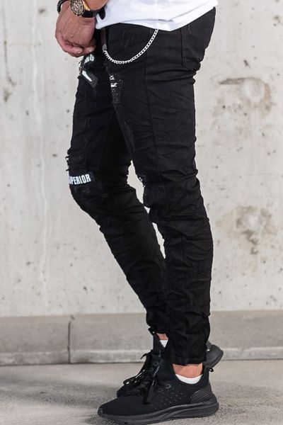 melni streetwear džinsi ar teksta apdruku, lauztu virsmu un ķēdīti