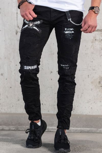 melni streetwear džinsi ar teksta apdruku, lauztu virsmu un ķēdīti