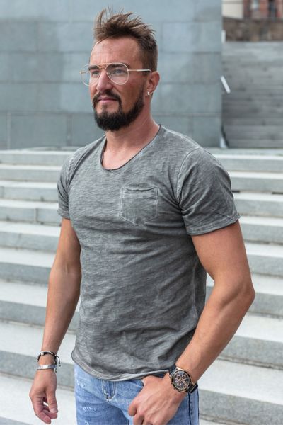 Pelēka akmens mazgāta T-krekls ar V-veida kakla izgriezumu un krūšu kabatu